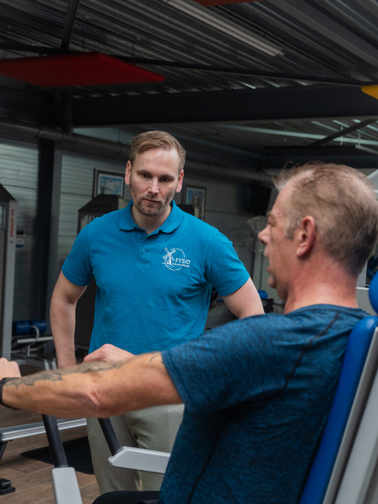 Bono helpt klant met het goed uitvoeren van oefengen Fysio alblasserwaard