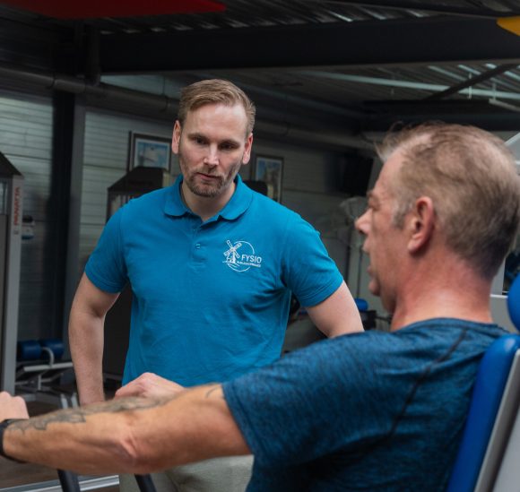 Bono helpt klant met het goed uitvoeren van oefengen Fysio alblasserwaard